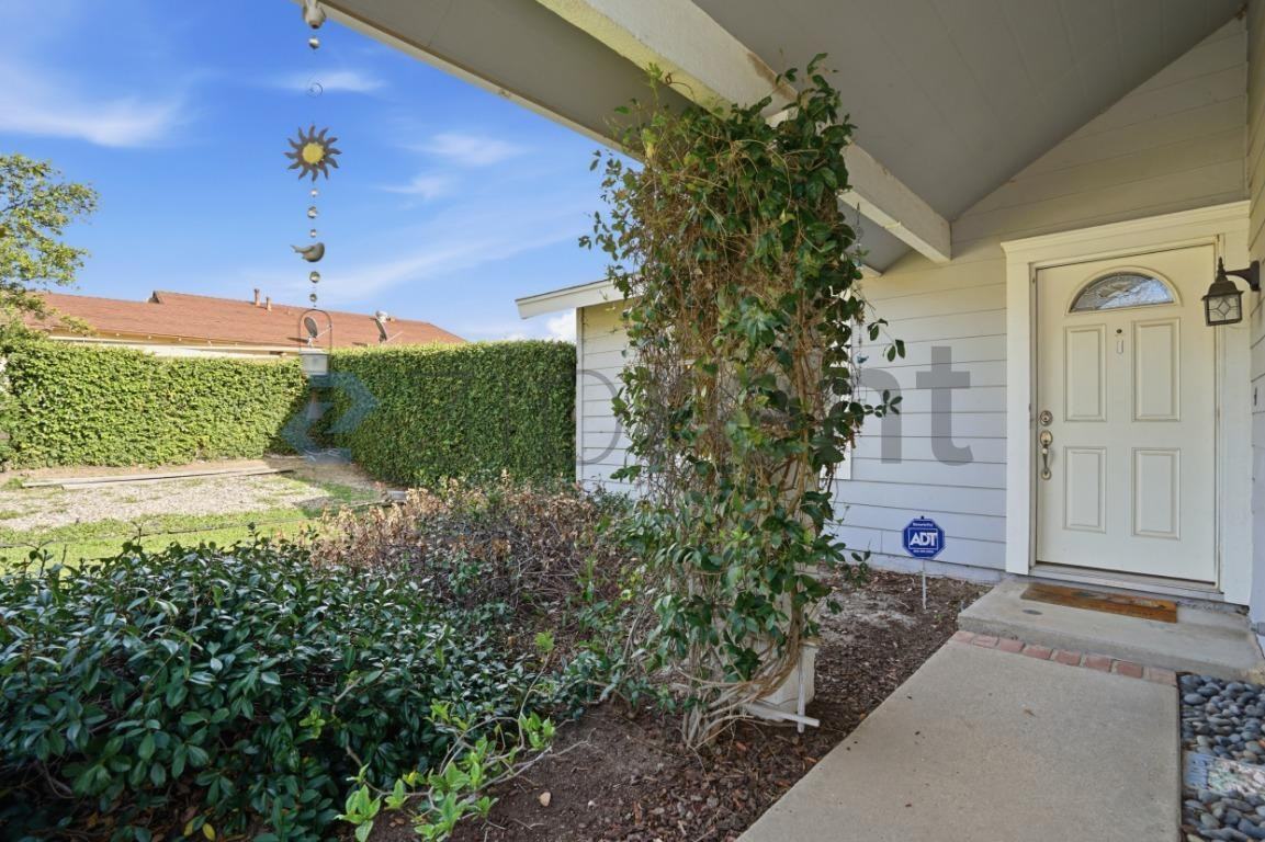 2134 Latham St - Photo 6 of 36