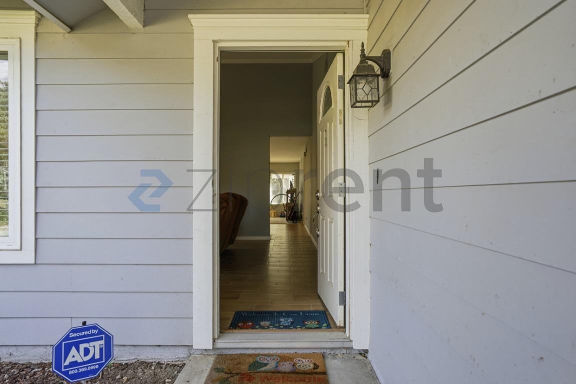 2134 Latham St - Photo 7 of 36