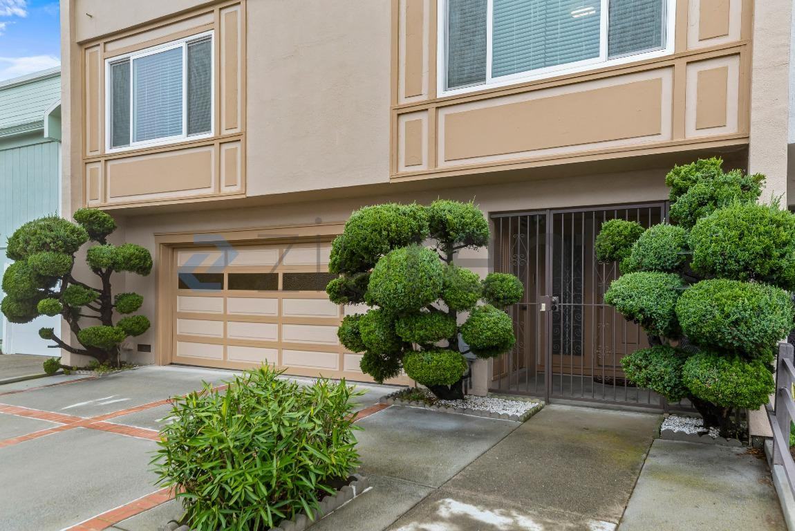 78 Saint Marks Ct #1 - Photo 2 of 32