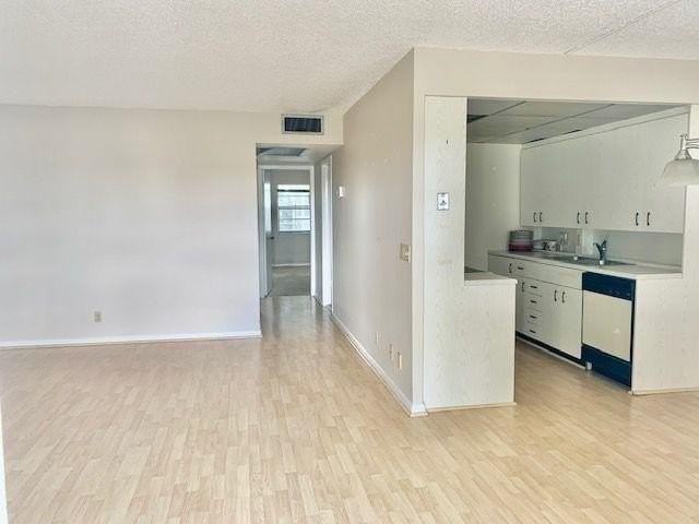 3063 Ainslie D - Photo 3 of 36