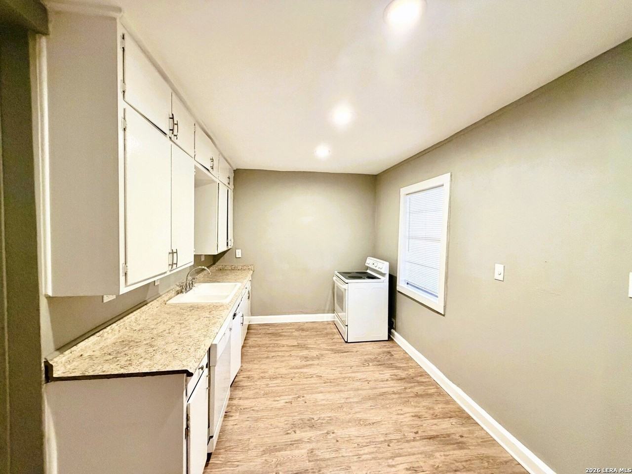 400 Pfeil St - Photo 5 of 20