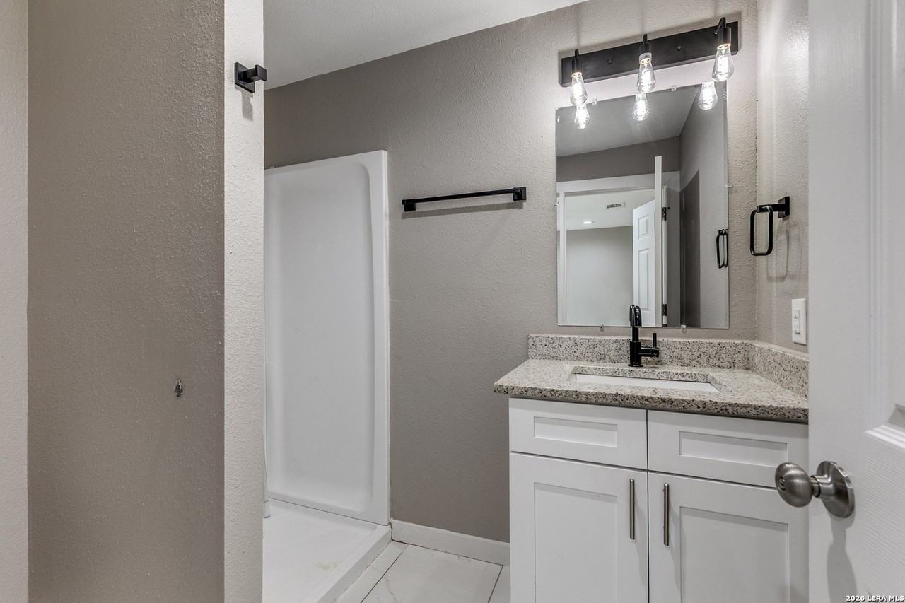 114 Parkview Dr - Photo 2 of 12