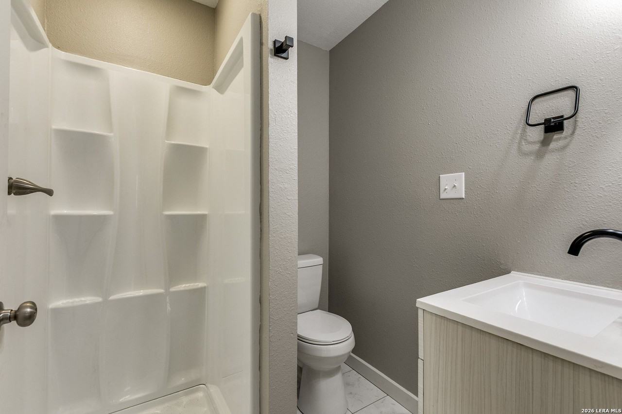 114 Parkview Dr - Photo 3 of 12