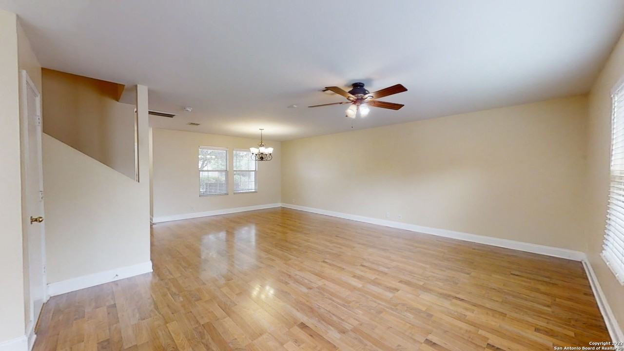 1340 Creek Knl - Photo 4 of 32