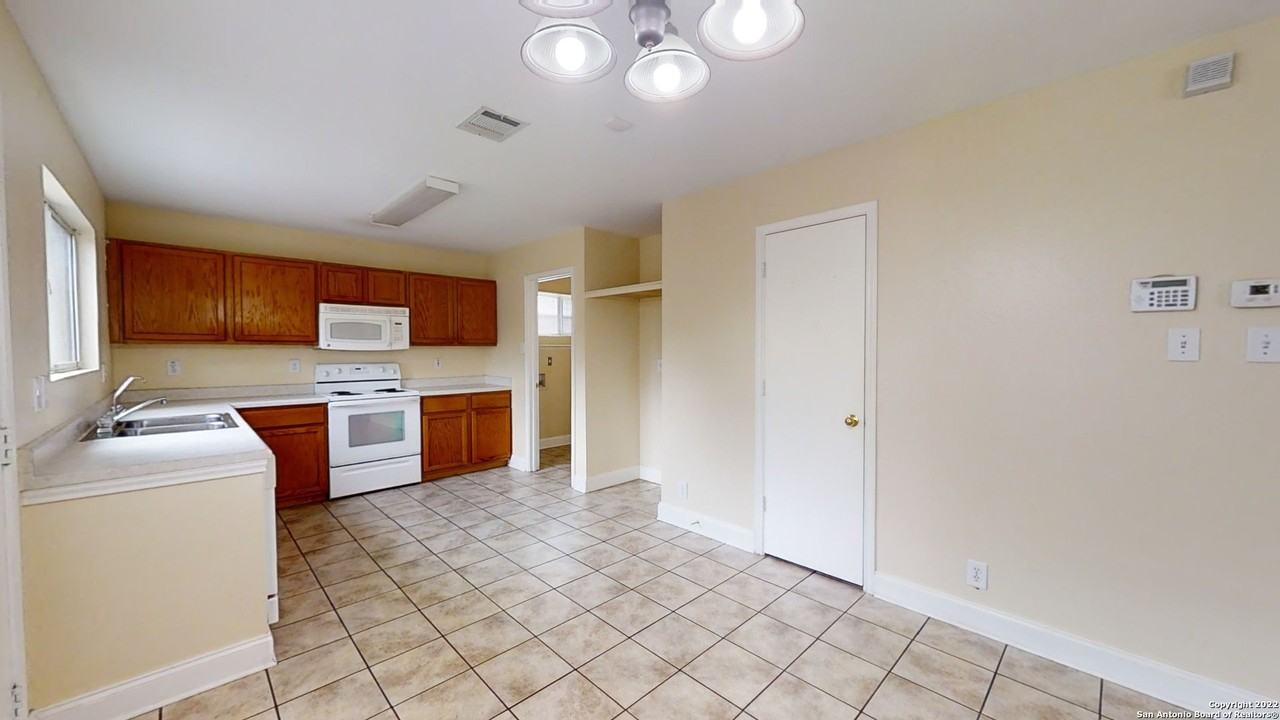 1340 Creek Knl - Photo 5 of 32