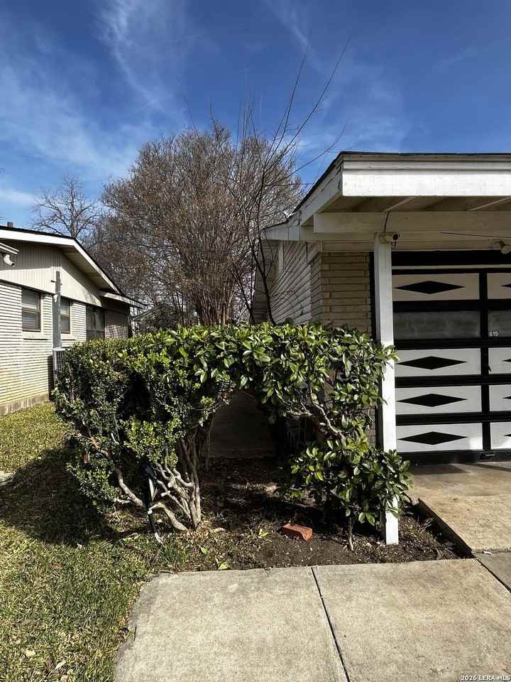 619 Shadywood Ln - Photo 2 of 8