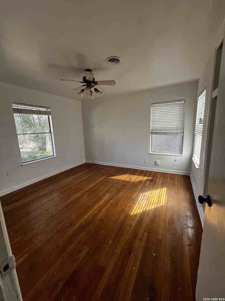 619 Shadywood Ln - Photo 3 of 8