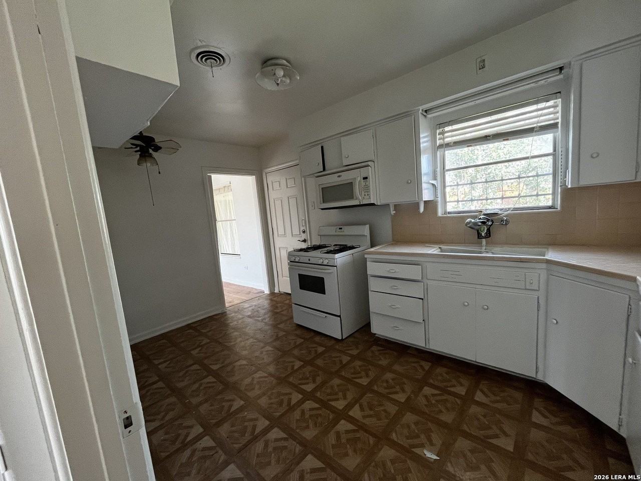 619 Shadywood Ln - Photo 5 of 8