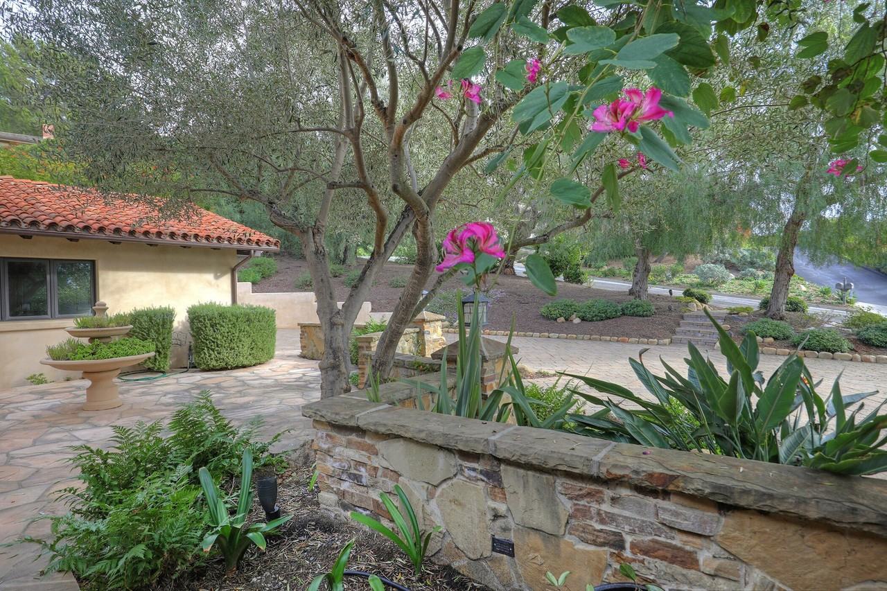 17 Celine Dr - Photo 4 of 25