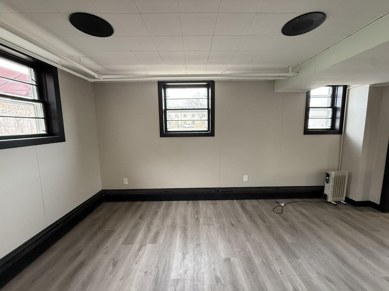 5 1/2 W Rollin St - Photo 3 of 14