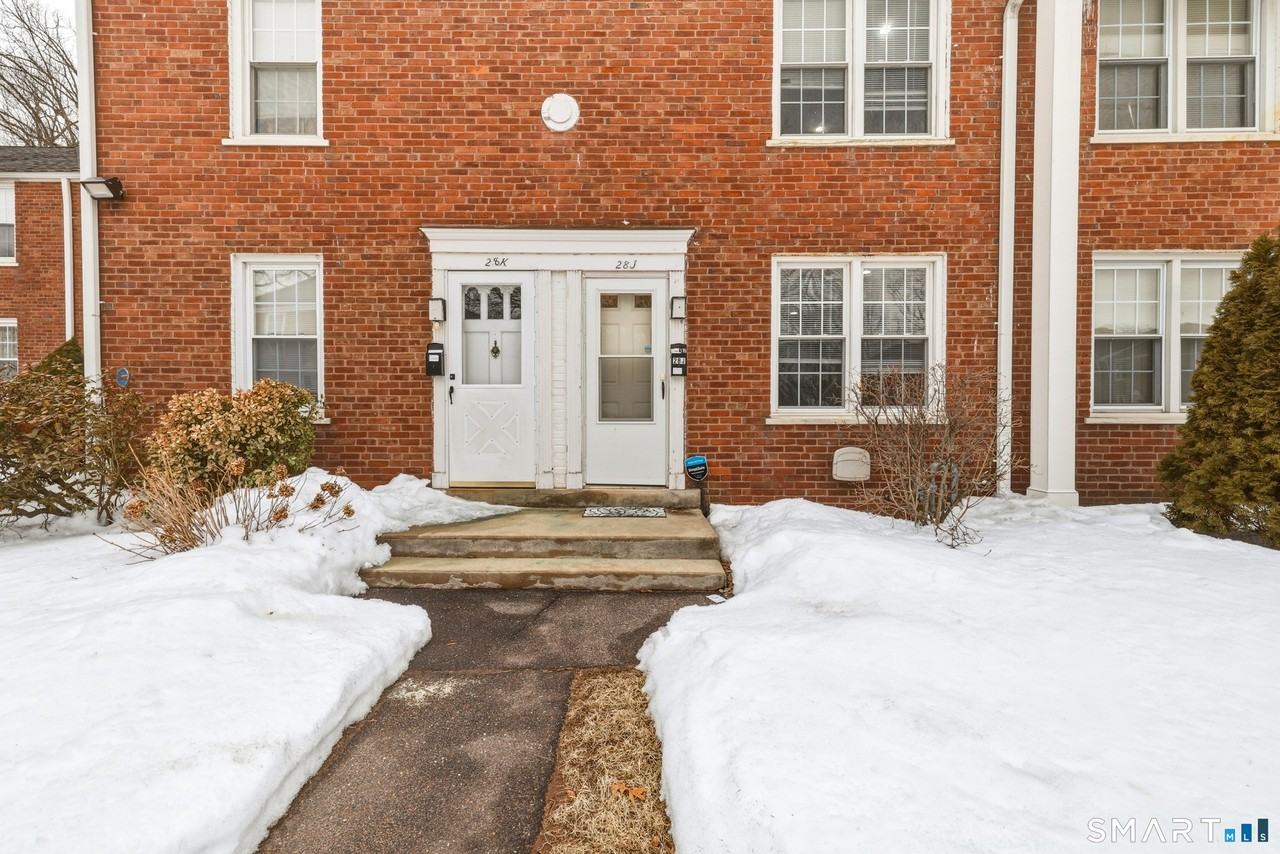 28 Garden Dr Apt J - Photo 2 of 19
