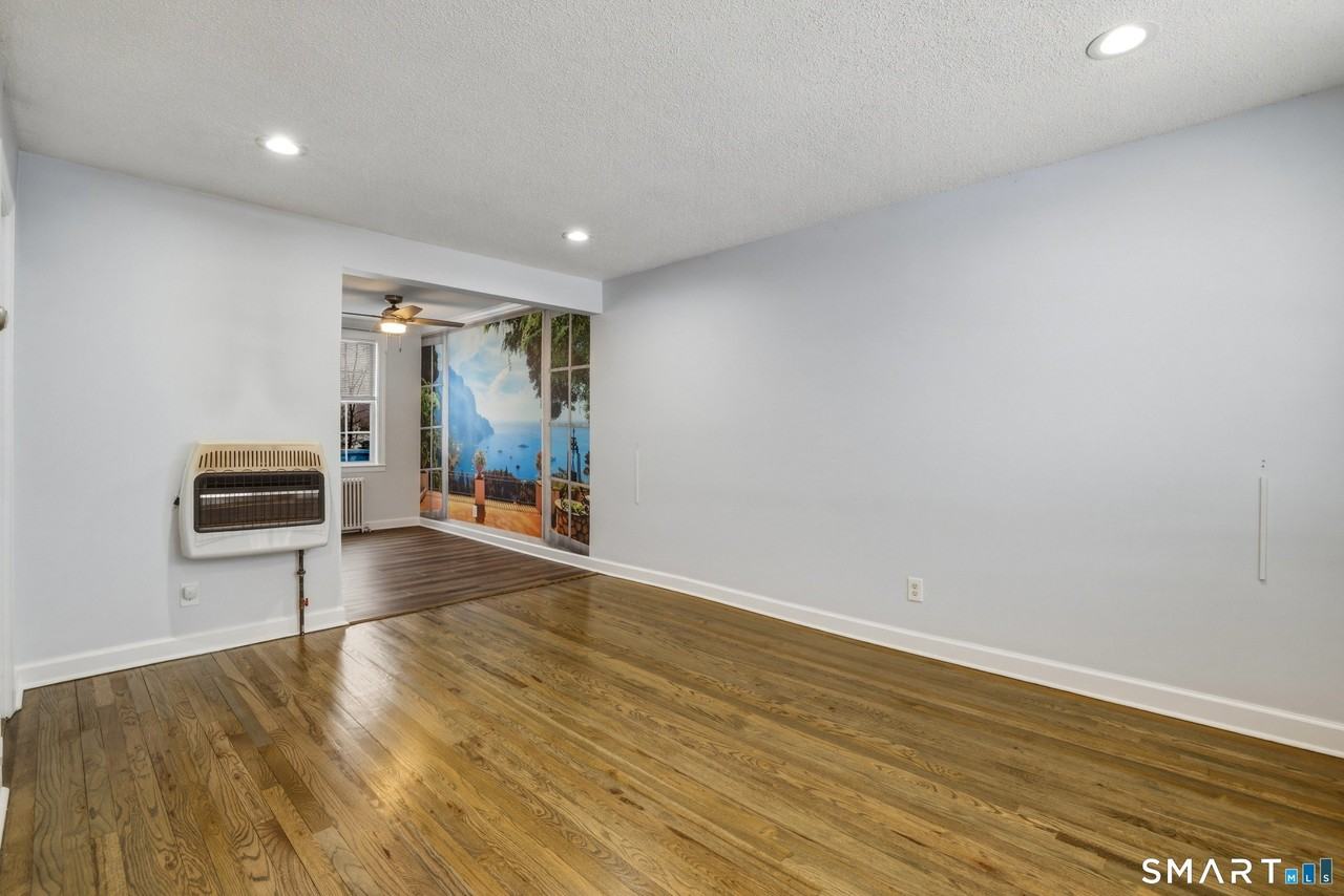 28 Garden Dr Apt J - Photo 3 of 19
