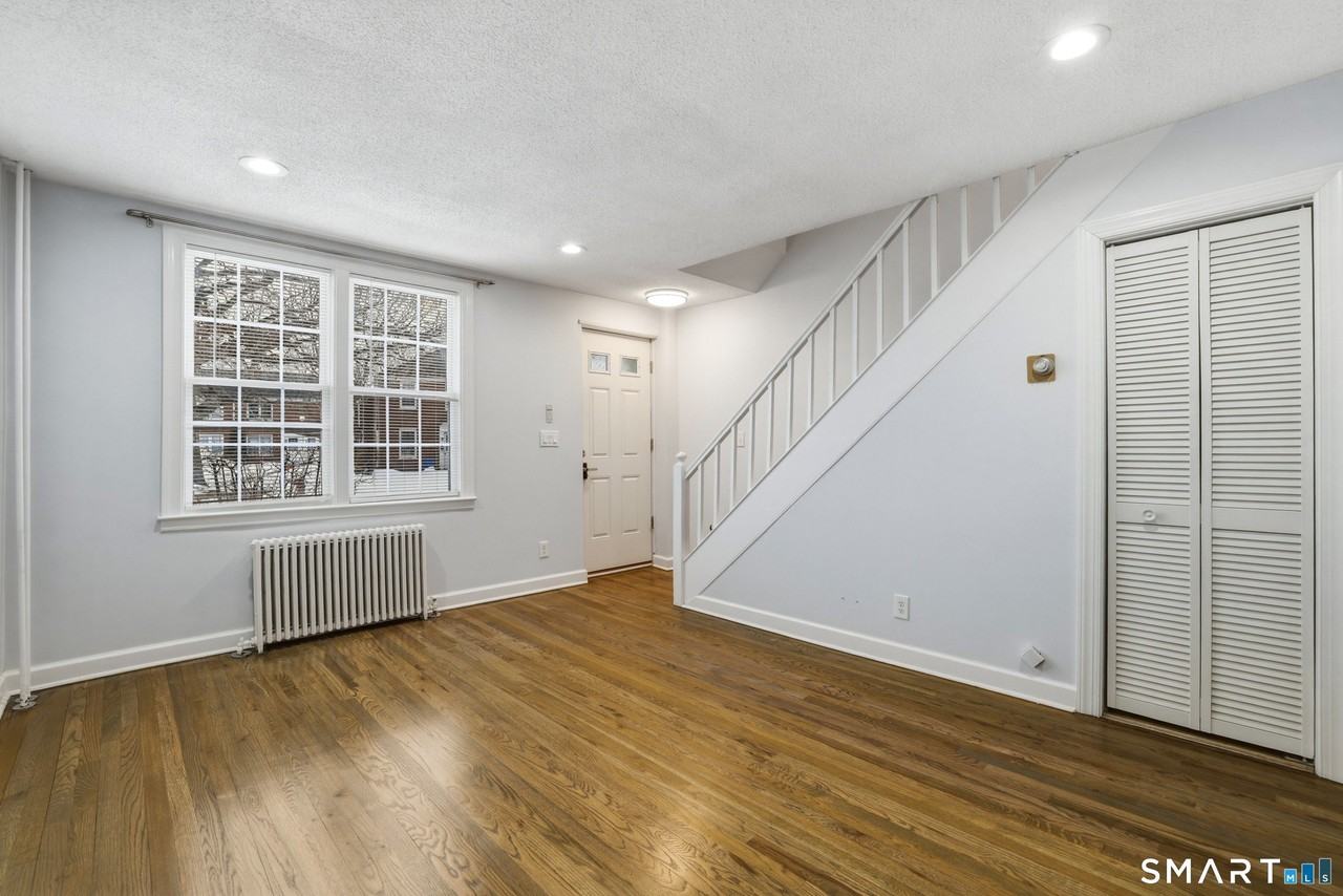 28 Garden Dr Apt J - Photo 5 of 19