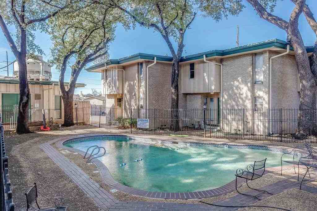 954 S Weatherred Dr - Photo 4 of 31