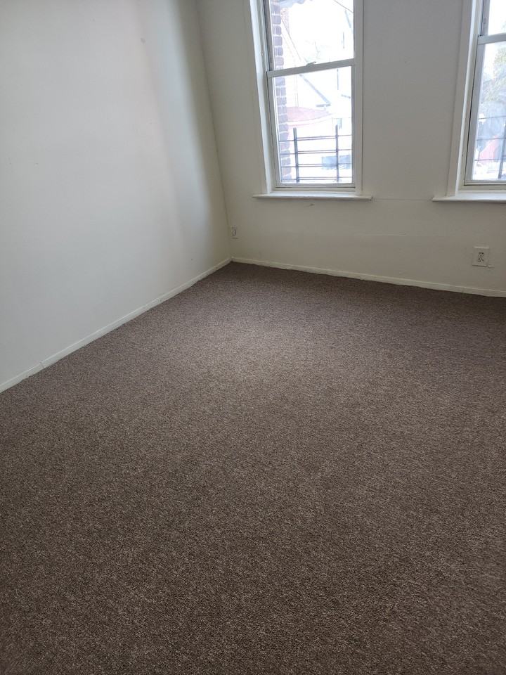 20511 Hollis Ave - Photo 3 of 8