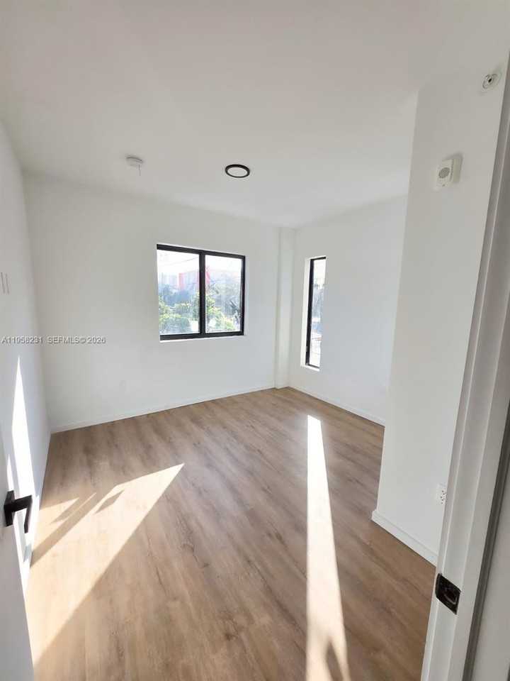 753 Northwest 30th Street #01 - Photo 4 of 15