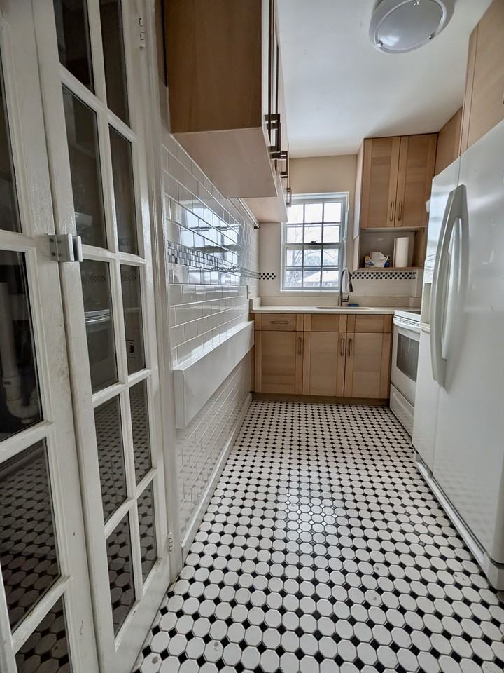 17 Hammond Pond Pkwy #4 - Photo 7 of 11