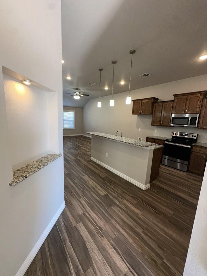 822 United Drive - Photo 3 of 25