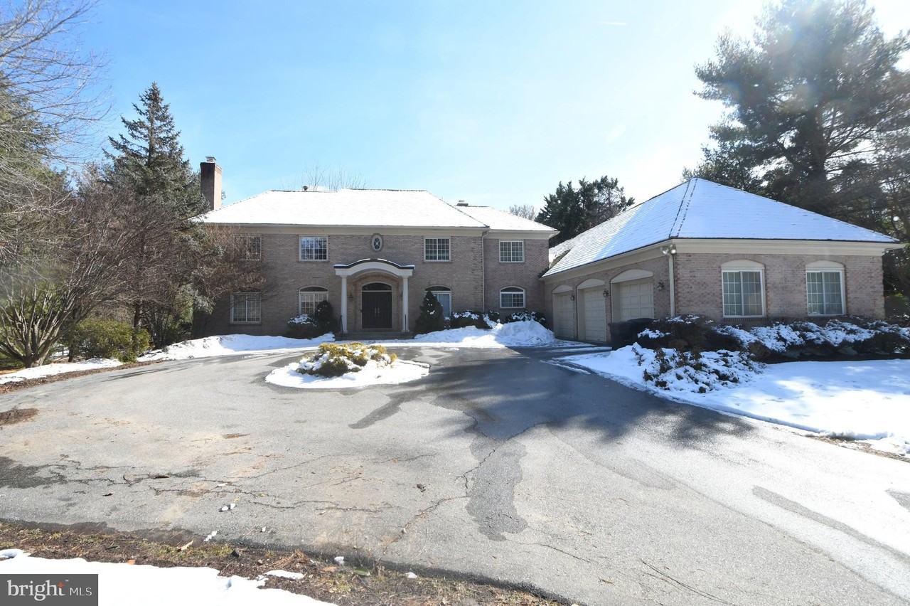 8900 Holly Leaf Ln - Photo 2 of 50