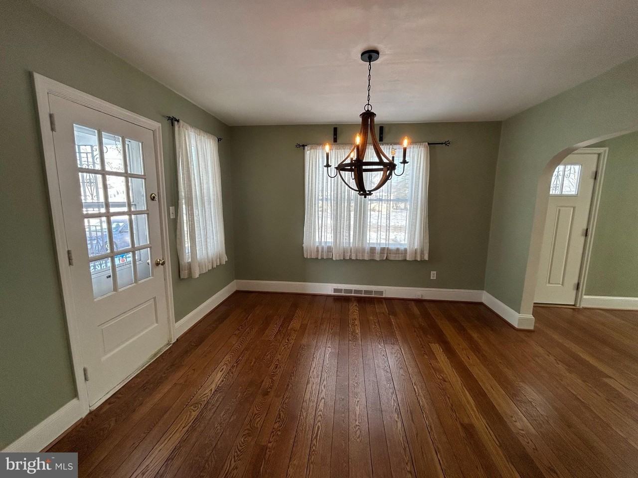 303 Locust St - Photo 4 of 19