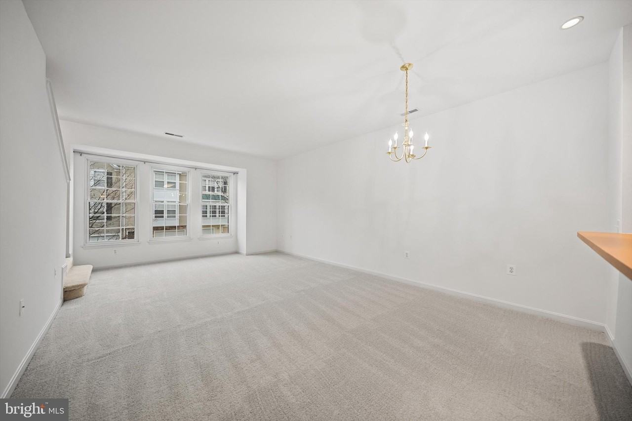 23094 Fontwell Sq - Photo 3 of 19