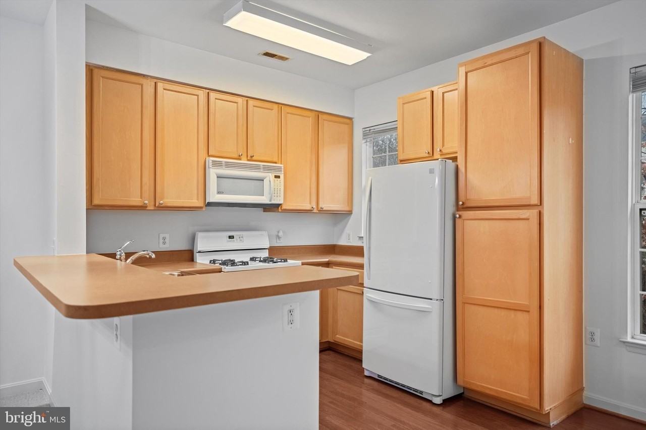 23094 Fontwell Sq - Photo 4 of 19