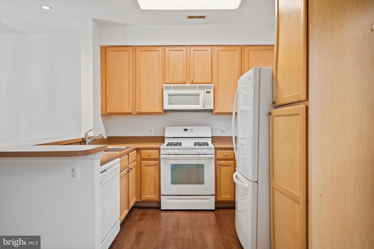 23094 Fontwell Sq - Photo 5 of 19