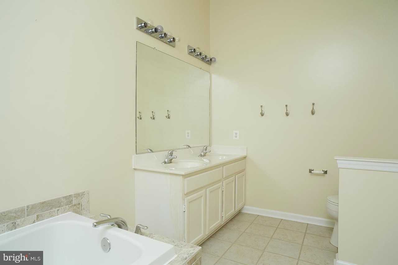 21240 Millwood Sq - Photo 2 of 30