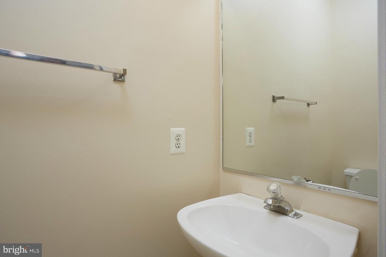 21240 Millwood Sq - Photo 5 of 30