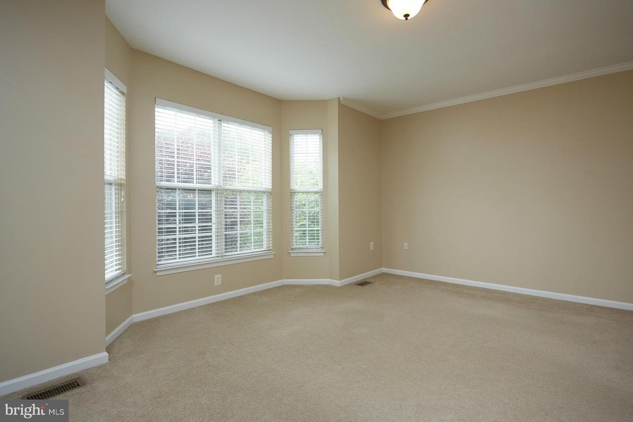 21240 Millwood Sq - Photo 6 of 30