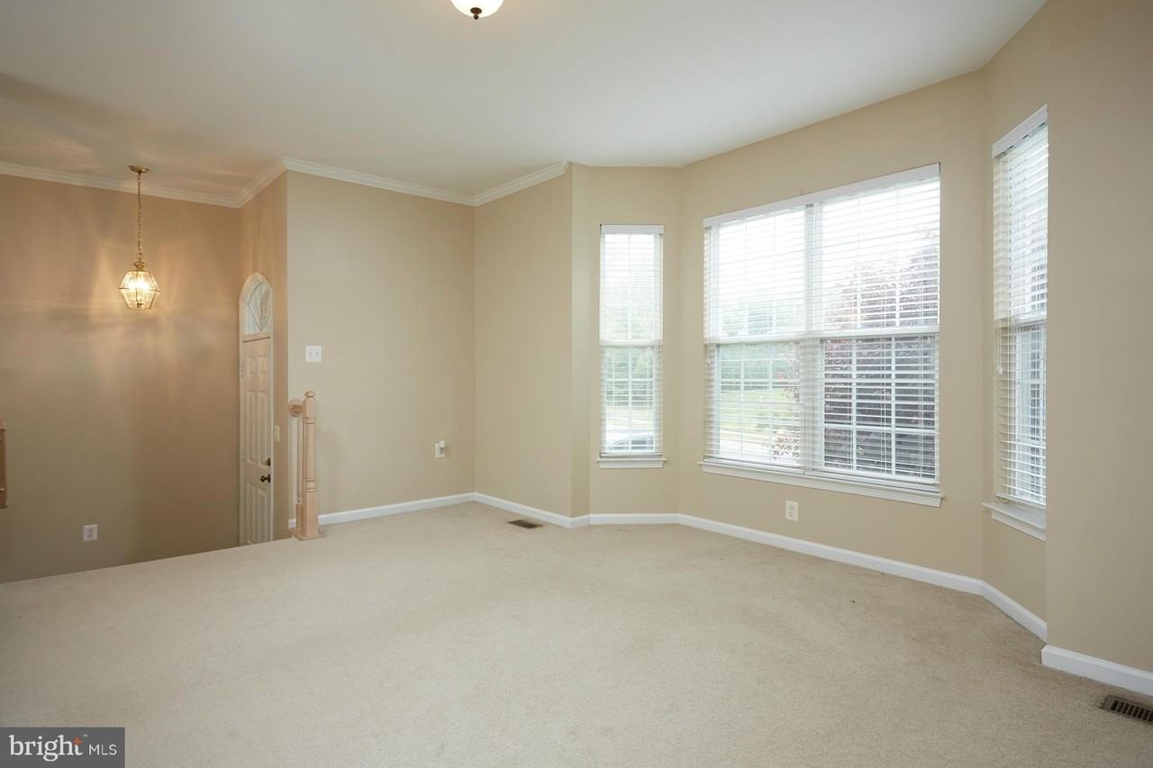 21240 Millwood Sq - Photo 7 of 30