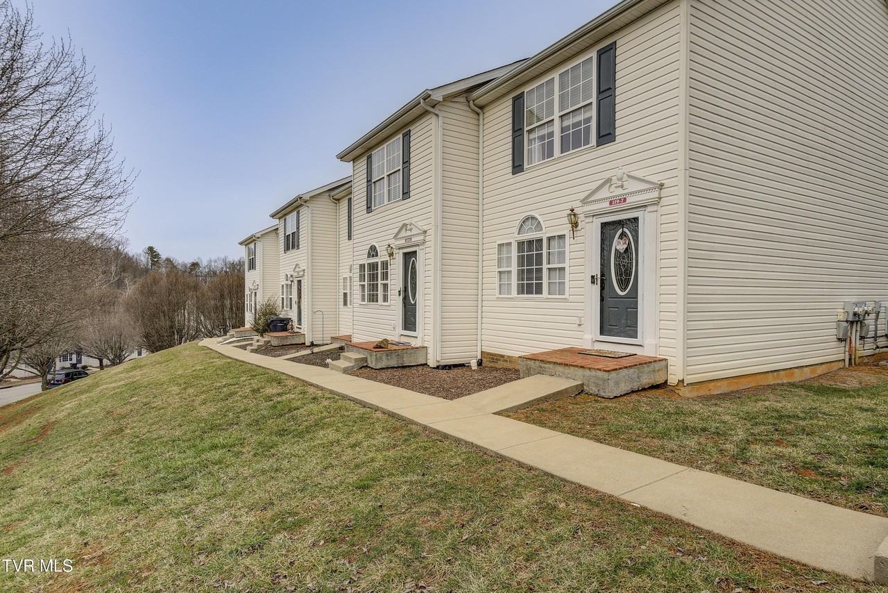 119 Amanda Ln Apt 6 - Photo 2 of 35