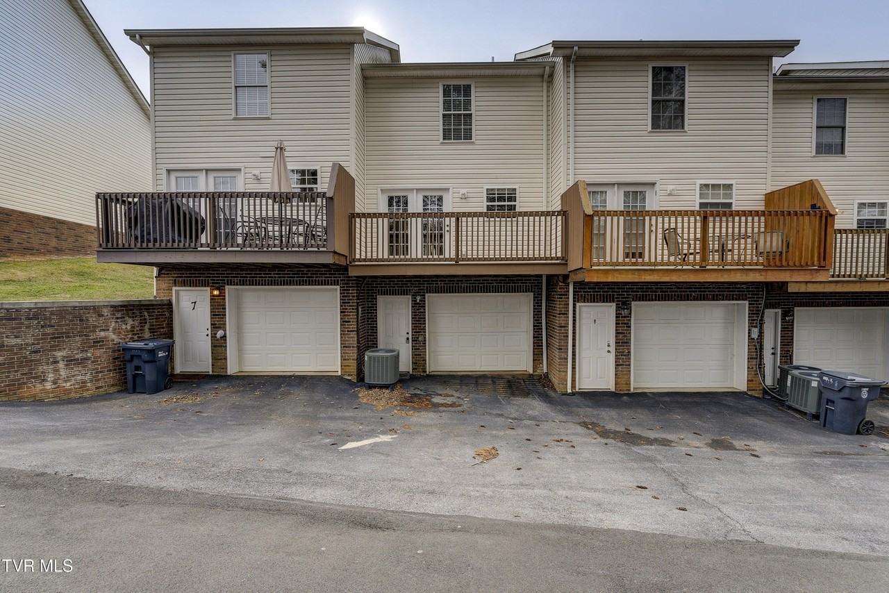 119 Amanda Ln Apt 6 - Photo 3 of 35