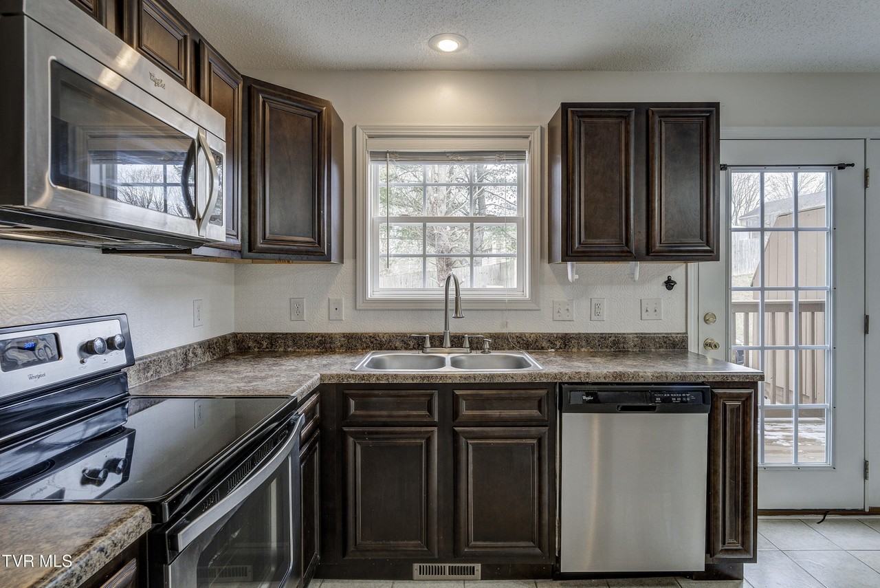 119 Amanda Ln Apt 6 - Photo 7 of 35