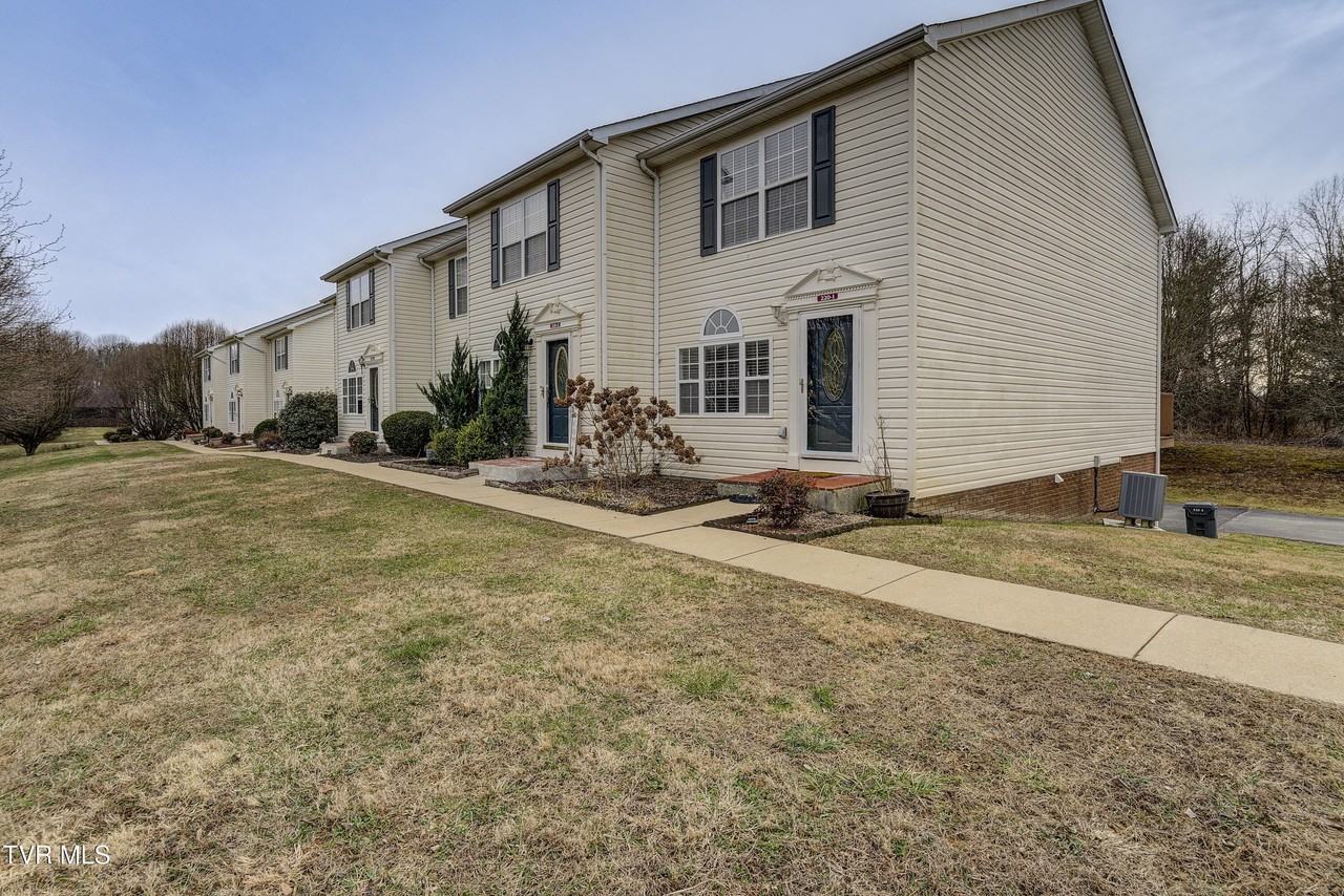 220 Amanda Ln Apt 1 - Photo 2 of 33