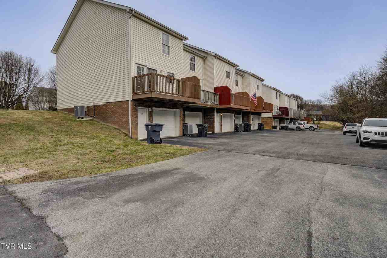 220 Amanda Ln Apt 1 - Photo 3 of 33