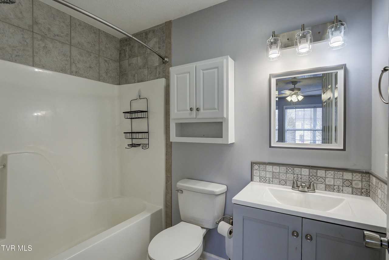 220 Amanda Ln Apt 1 - Photo 6 of 33