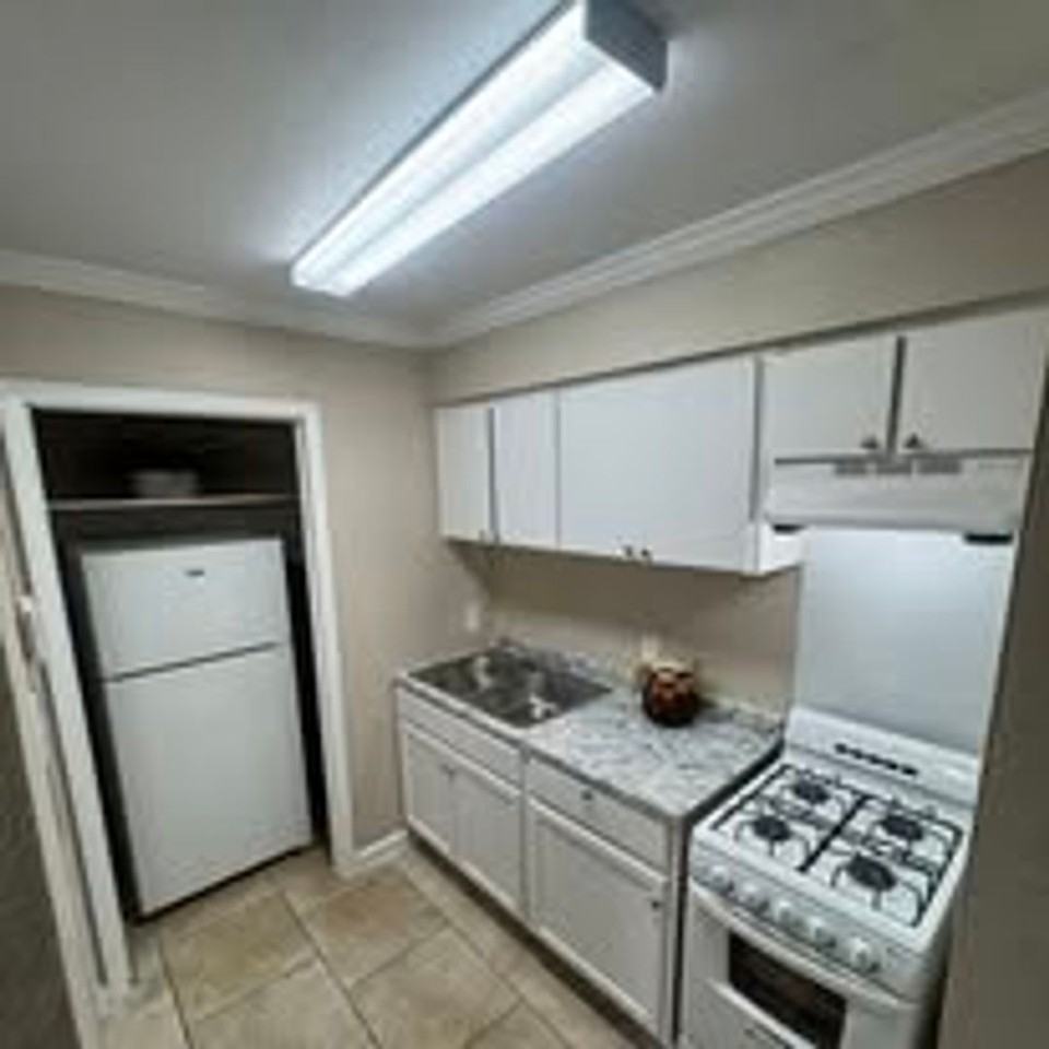 Spanish Puerto Apartments - Photo 4 of 35