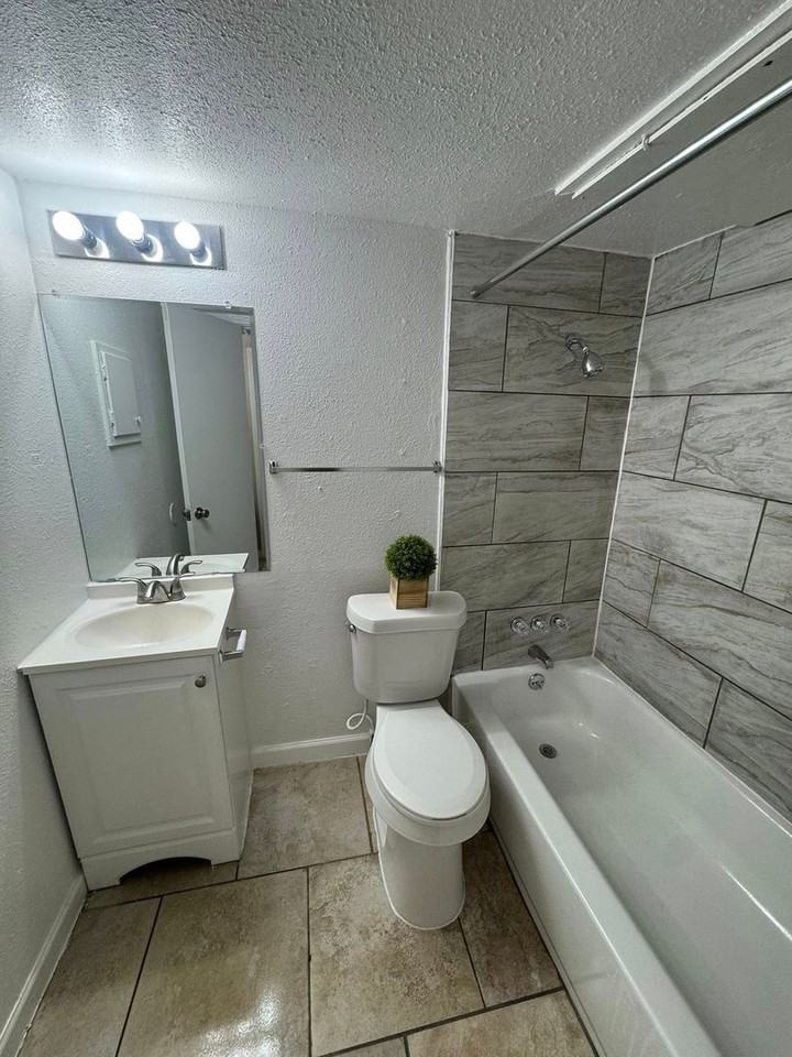 Spanish Puerto Apartments - Photo 5 of 35