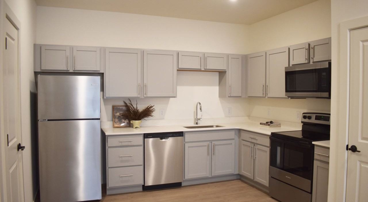 Fairway Flats Apartments - Photo 3 of 17