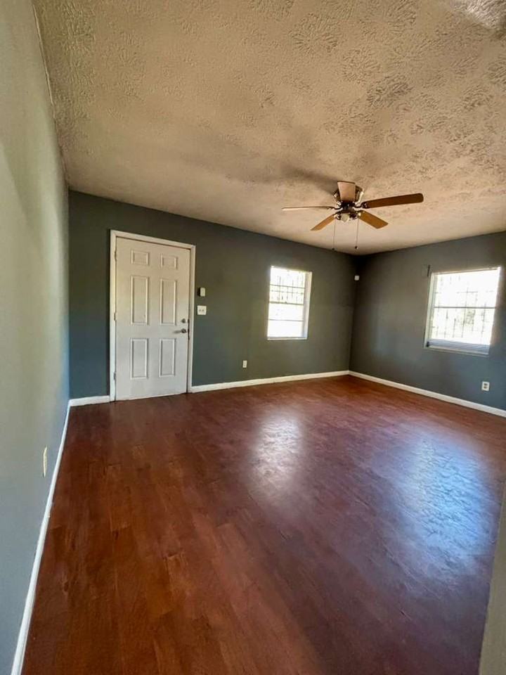 1360 W 21st St #1 - Photo 3 of 7