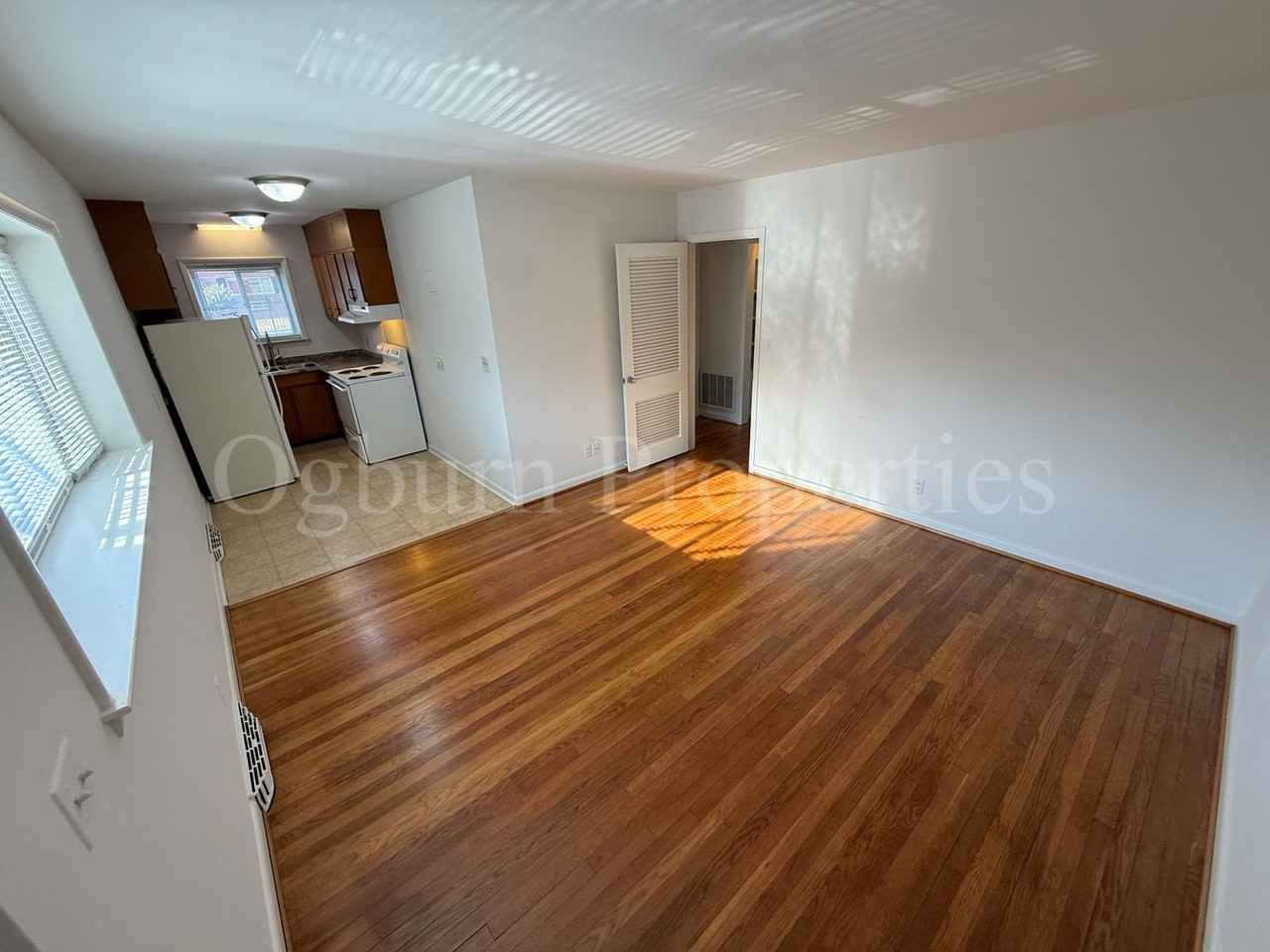 605011 - BALCONY COURT APTS - Photo 4 of 19