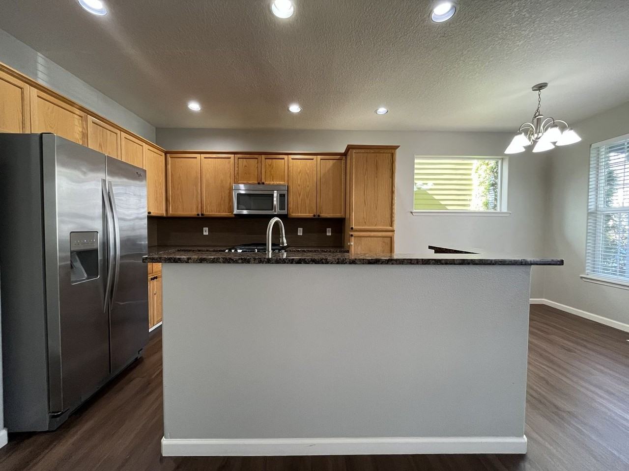 6262 Ne Chestnut St - Photo 7 of 50