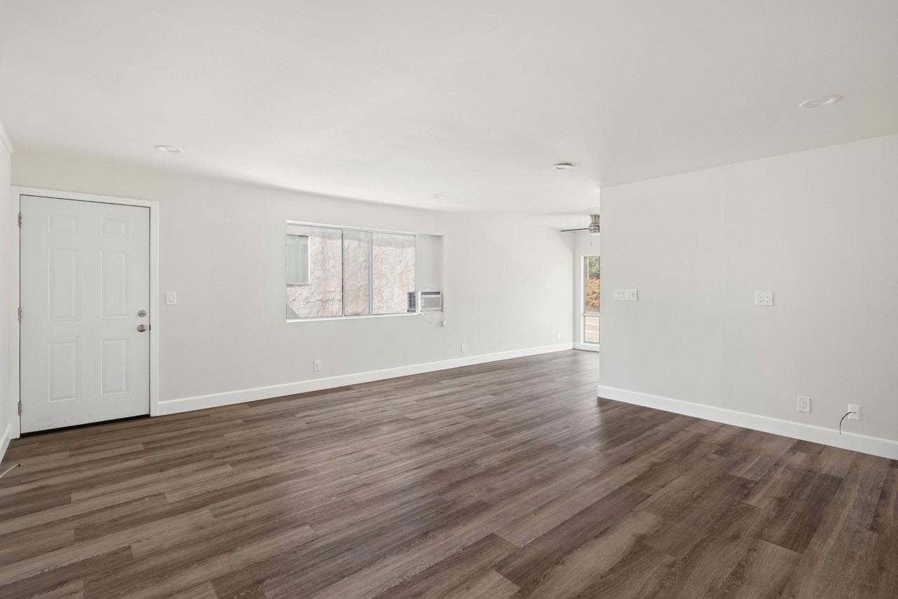 818-820 East Grand Avenue - Photo 4 of 27