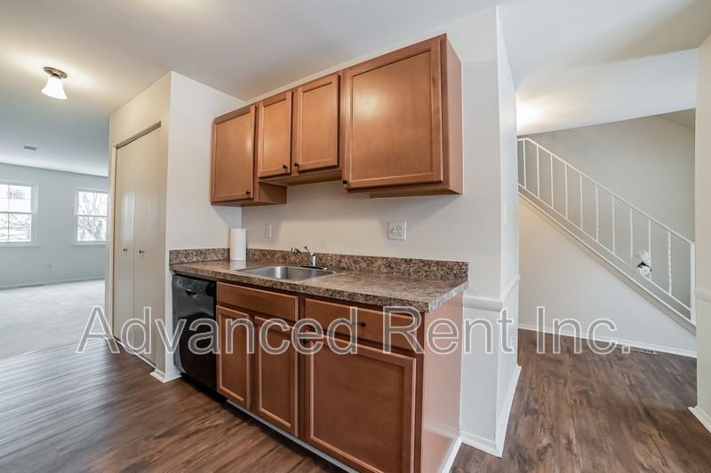 10 Watkins Glen Ct - Photo 7 of 28