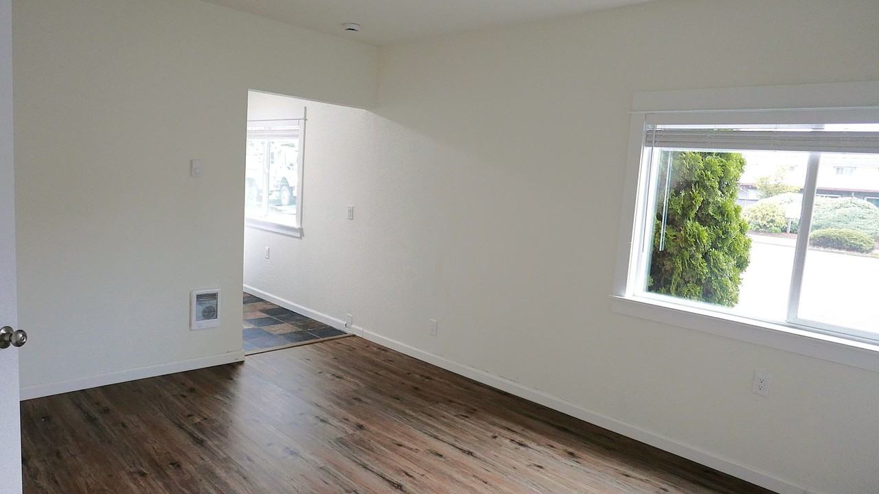 Trees Apartment Available Now - Photo 5 of 18