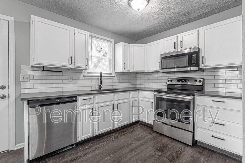 3025 S Norwood Ave - Photo 4 of 12