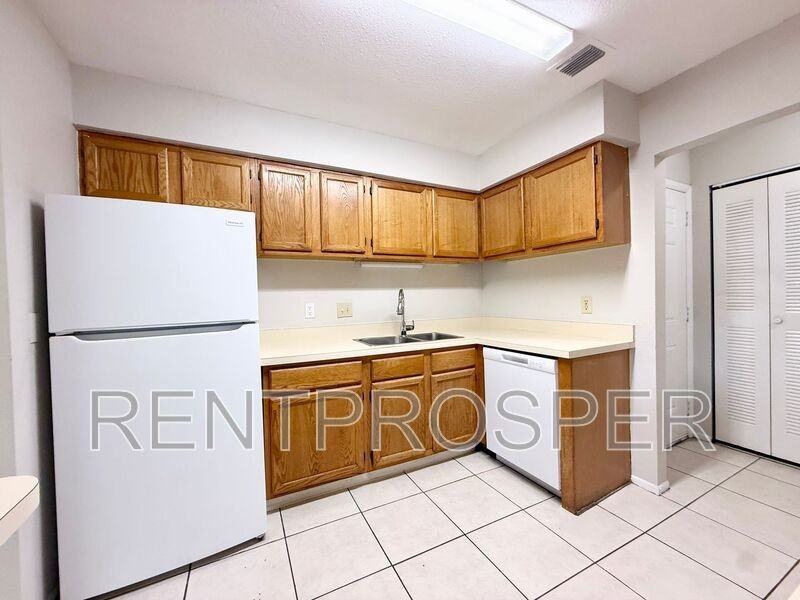 4401 S Semoran Blvd #5 - Photo 5 of 23