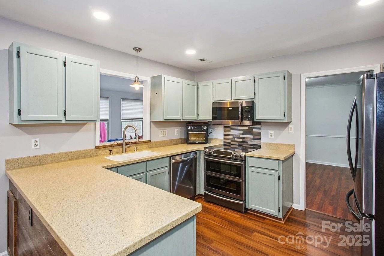 2010 Dembrigh Lane - Photo 5 of 37