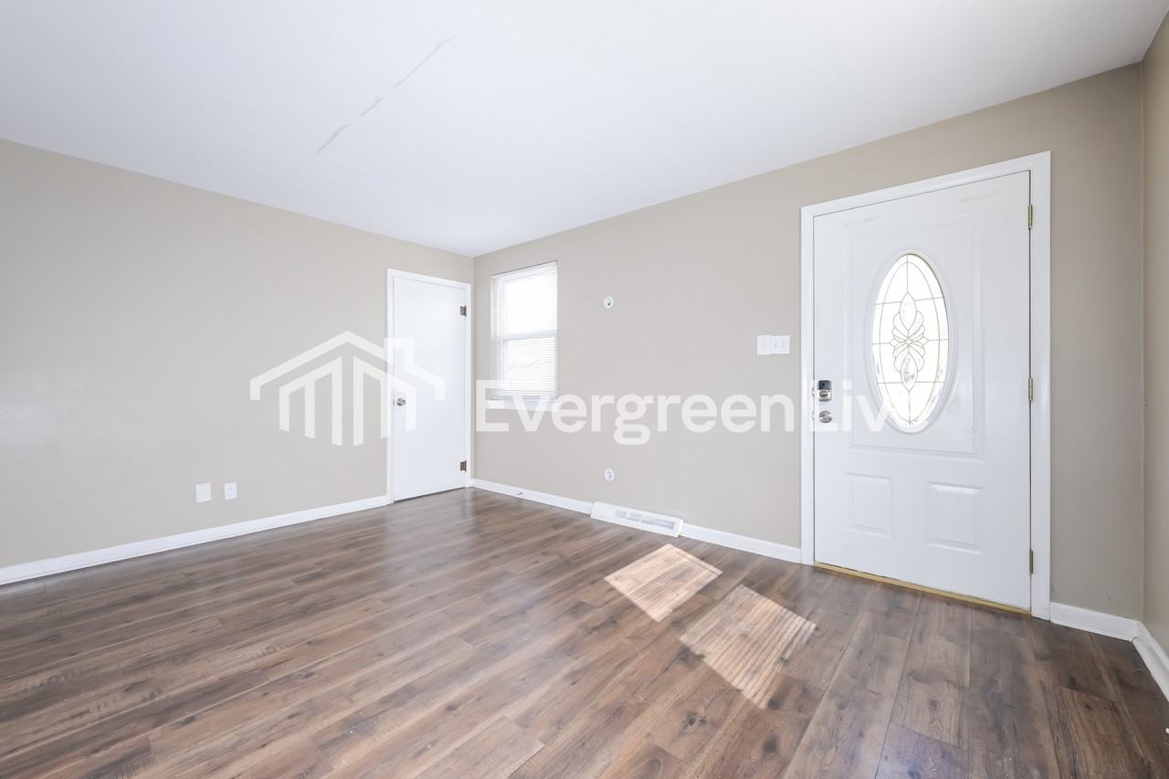 202 Dersam St - Photo 3 of 15